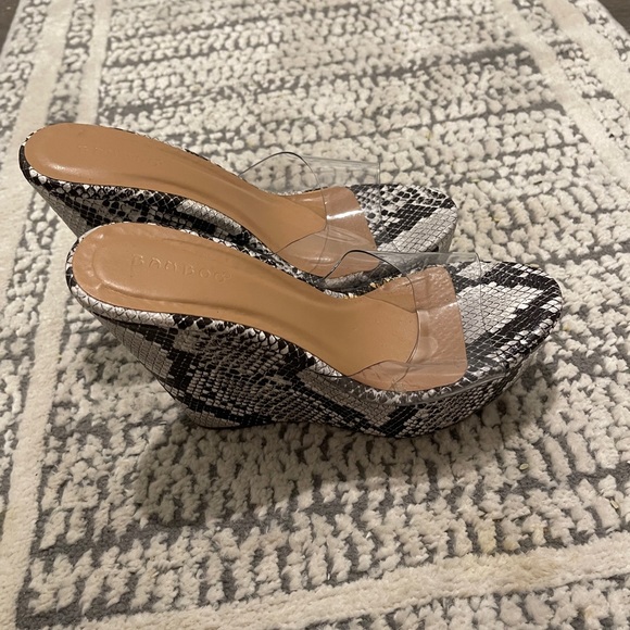 NWOT - Clear & Snake Print Wedges Size -8 - Picture 2 of 4